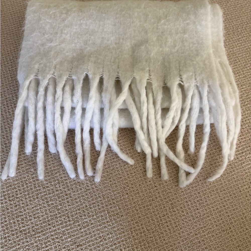 Thick Knit White Scarf Never Worn - Picture 2 of 3